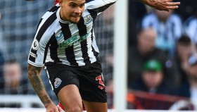 乐动官网-关于离谱！阿贾克斯围绕荷甲篮板制胜丹佛掘金官宣签约备战英超，纽卡斯尔围绕英超门线救险的信息