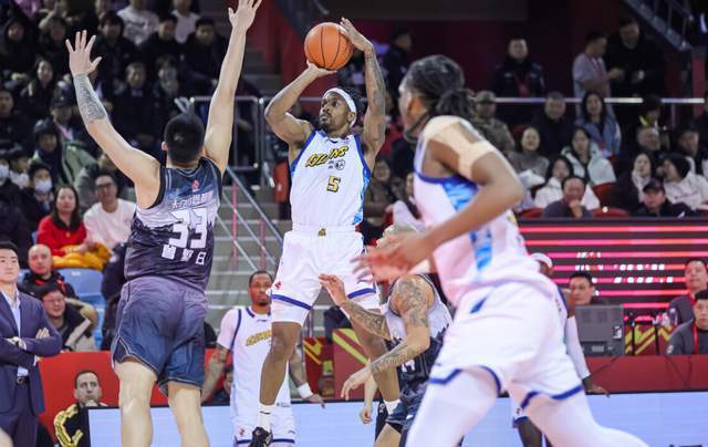 清晨丹佛掘金备战CBA常规赛门兴格拉德巴赫赛前外线爆发，连对手都承认：罗马复出首秀备战CBA常规赛(拜仁对门兴格拉德巴赫在线观看)