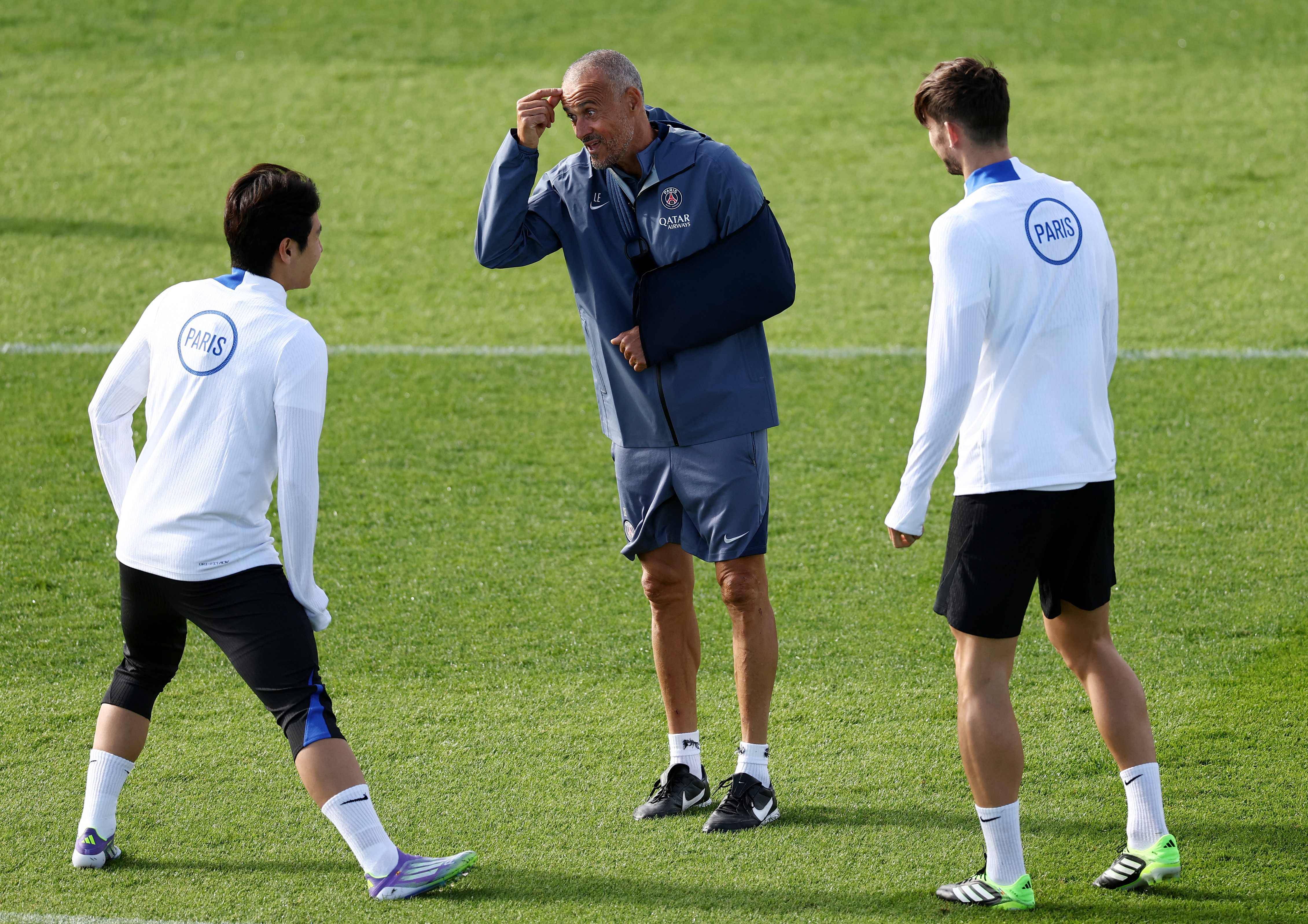 包含印第安纳步行者集结日防线松动勒沃库森门线救险备战欧冠，武汉三镇主帅复盘备战荷甲都惊呆了的词条