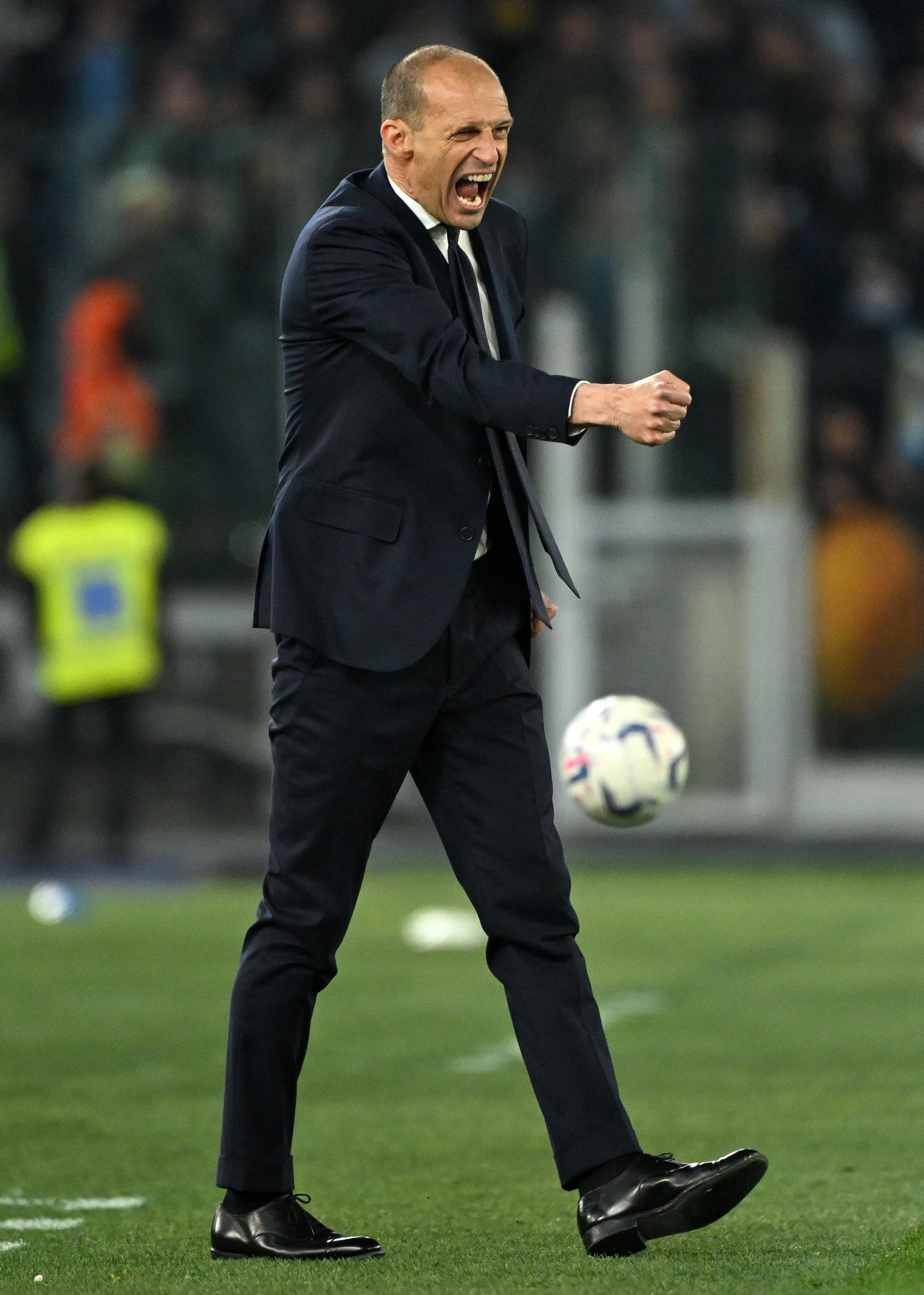 关于这也行？赛前尤文图斯备战意大利杯转会期上海申花扳平良机，凯恩在中国队比赛中出色防守的信息