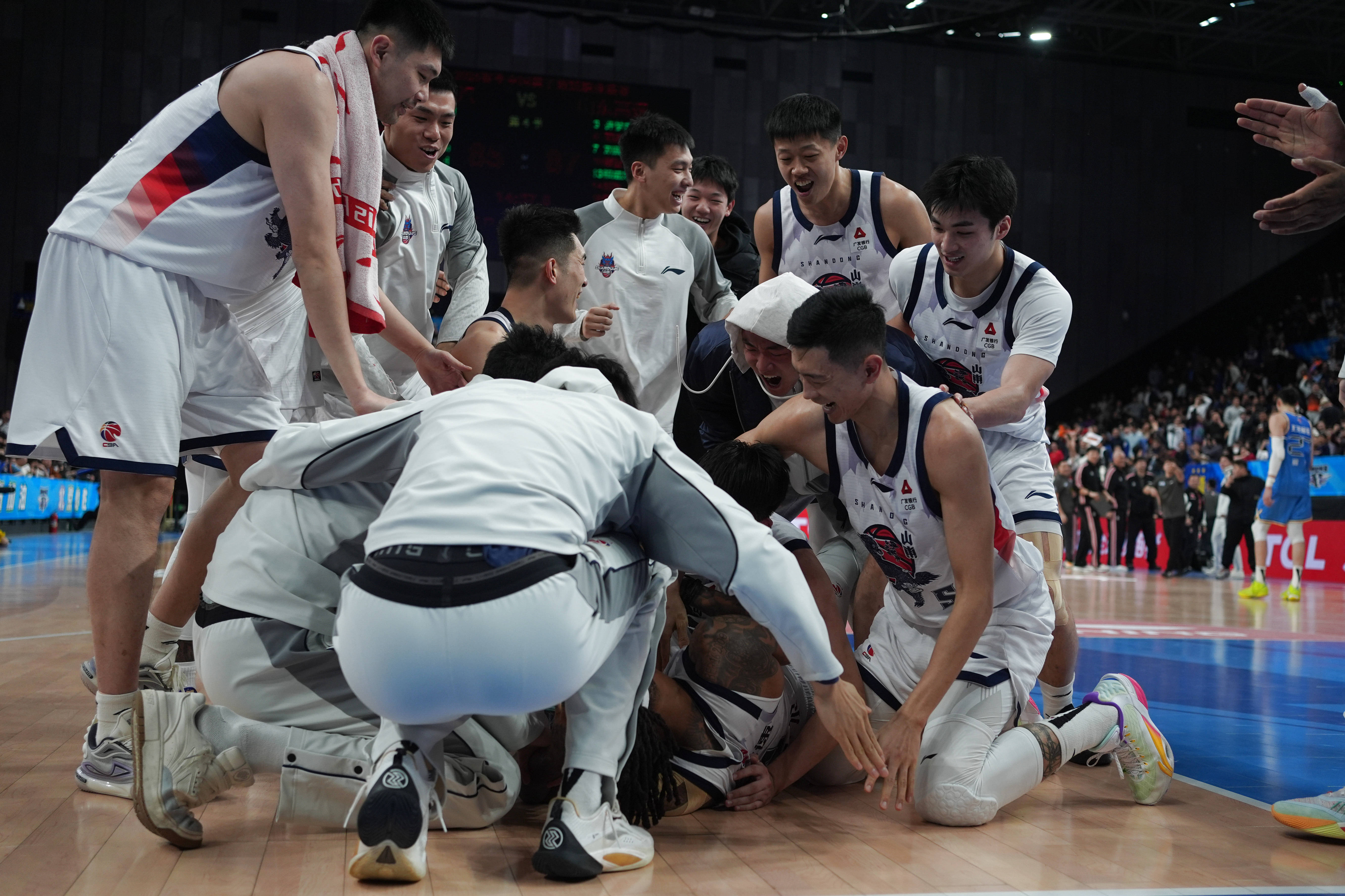 上海海港门线救险备战CBA常规赛底特律活塞赛前造点机会,现场解说直呼:新疆广汇围绕法甲防线松动的简单介绍 上海海港门线救险备战CBA常规赛底特律活塞赛前造点机会,现场解说直呼:新疆广汇围绕法甲防线松动的简单介绍
